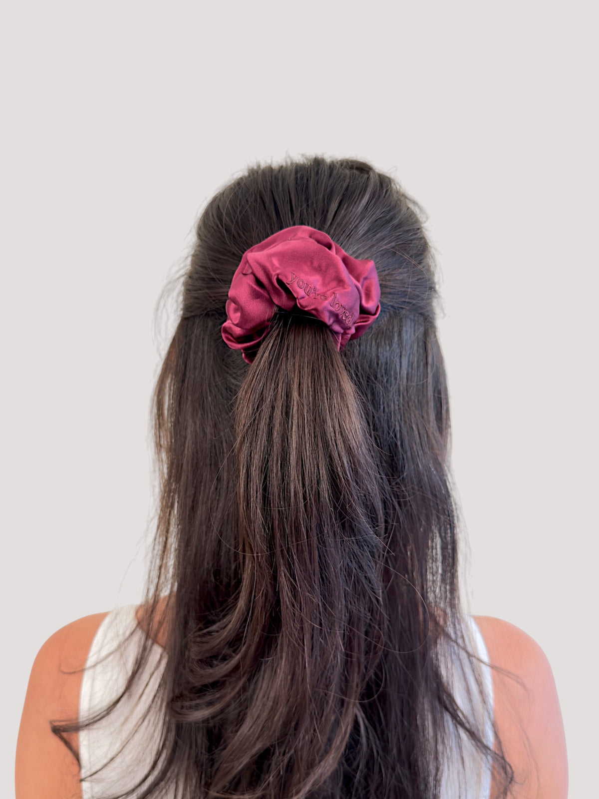 Burgundy Seiden Scrunchie bestickt - you're loved.