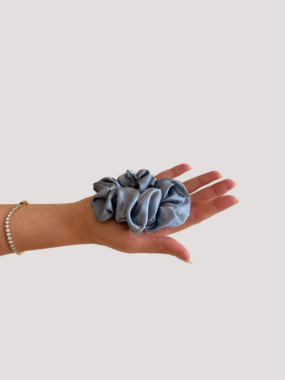 Haze Seiden Scrunchie bestickt - strong mama.