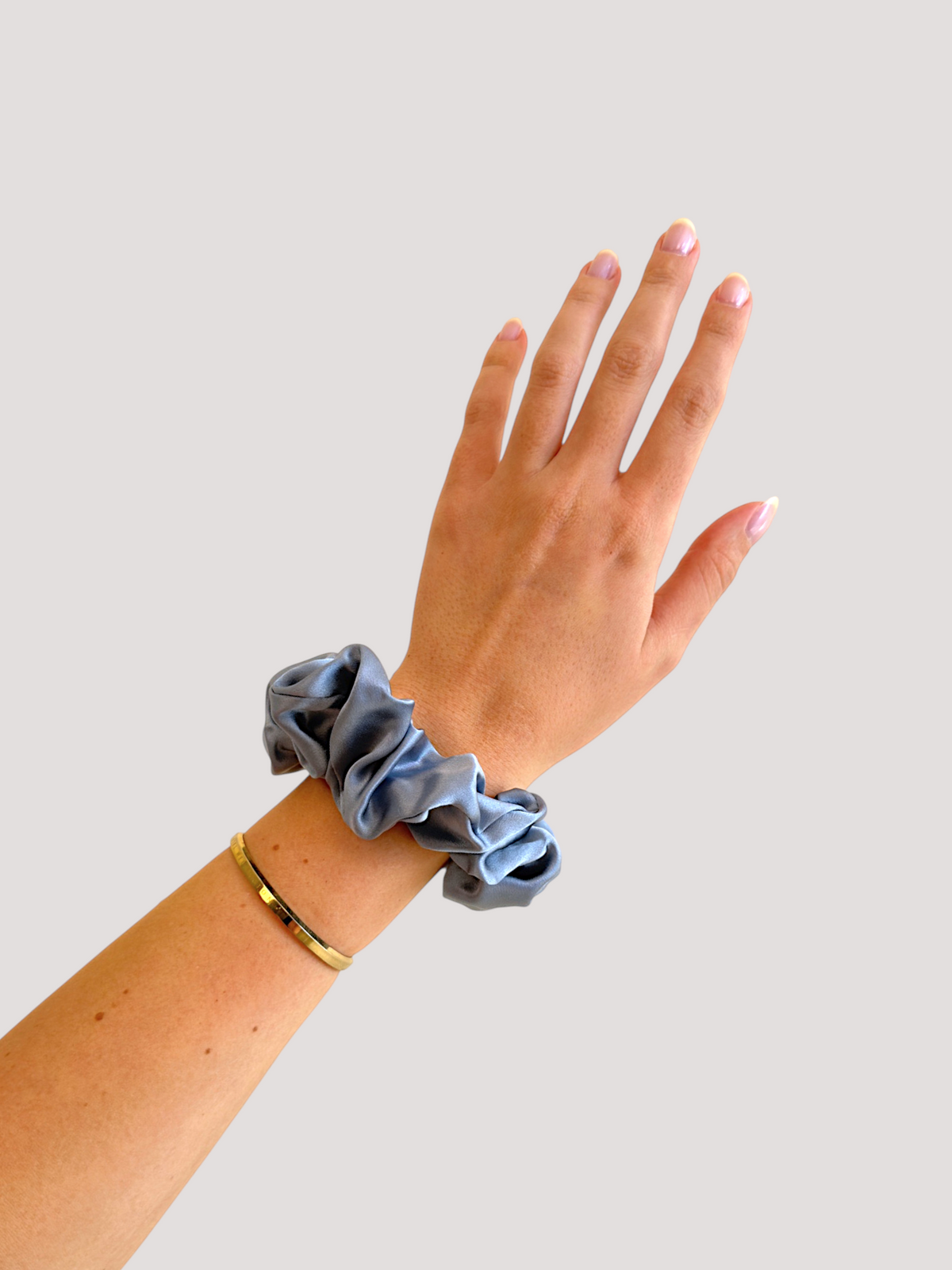 Haze Seiden Scrunchie bestickt - strong mama.