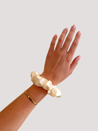 Pearl Seiden Scrunchie bestickt - breathe.