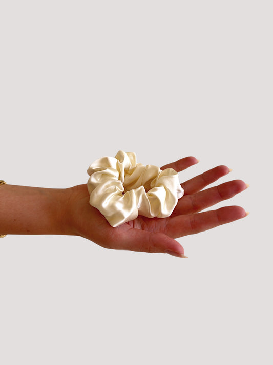 Pearl Seiden Scrunchie bestickt - breathe.