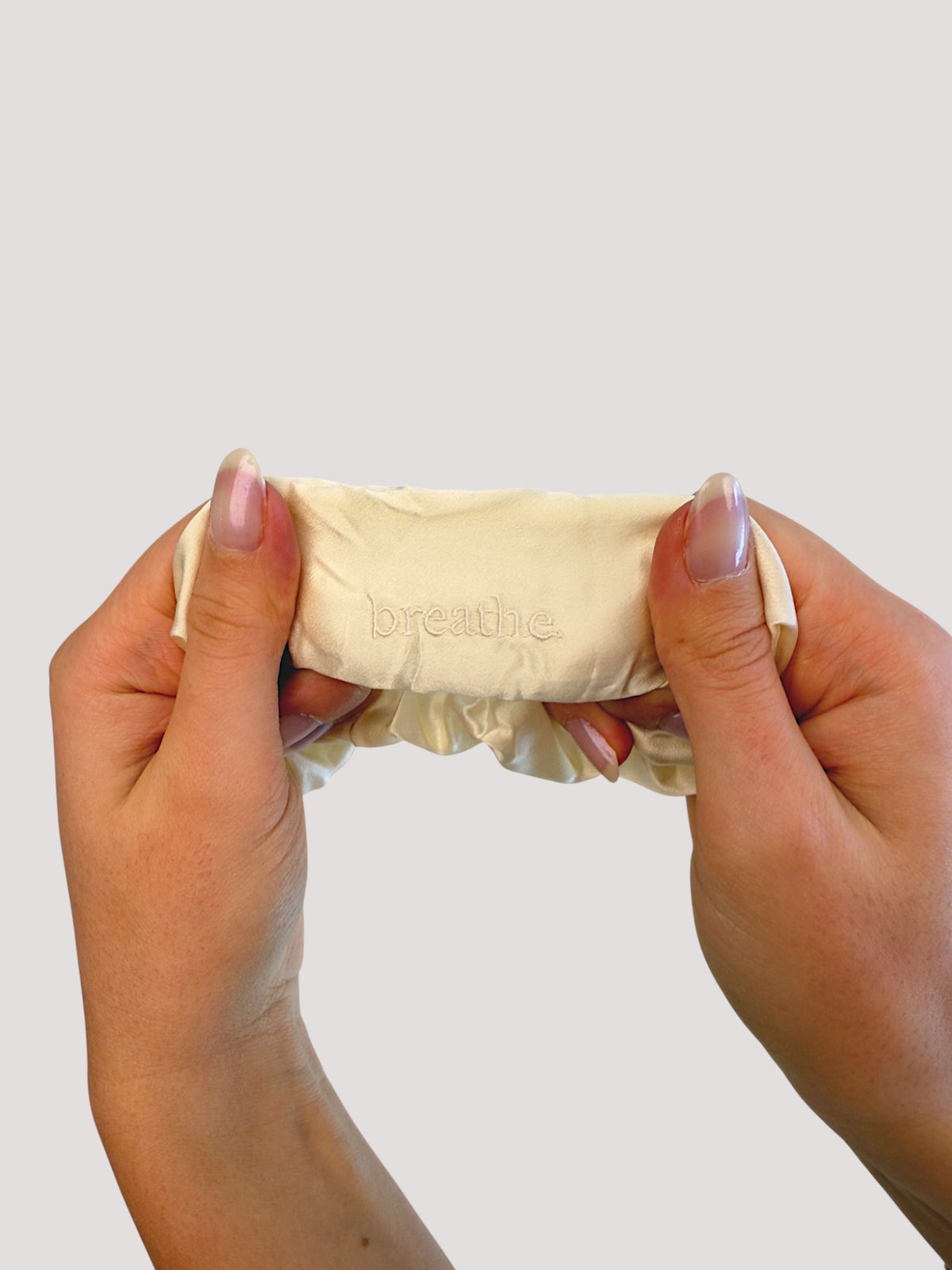 Pearl Seiden Scrunchie bestickt - breathe.