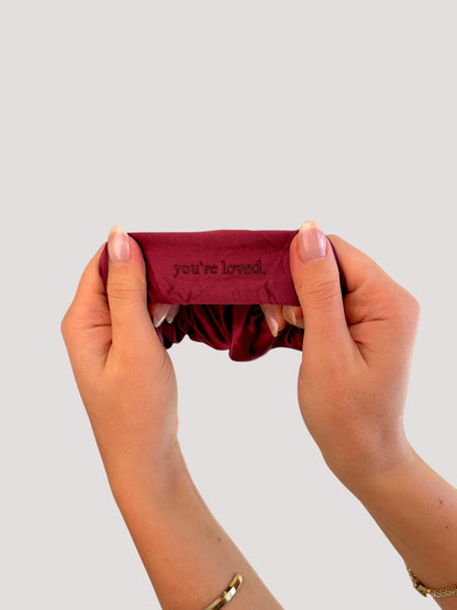Burgundy Seiden Scrunchie bestickt - you're loved.
