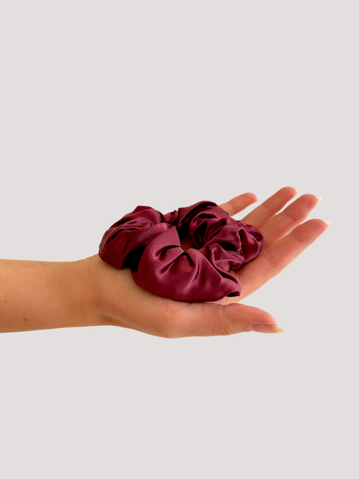 Burgundy Seiden Scrunchie bestickt - you're loved.