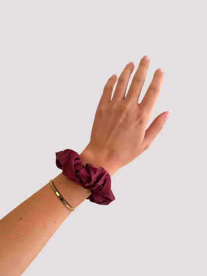 Burgundy Seiden Scrunchie bestickt - you're loved.