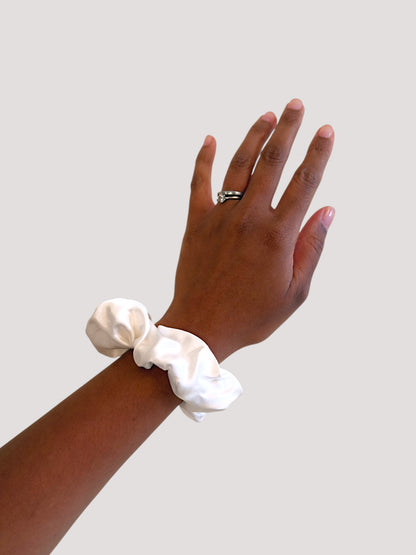 Pure Seiden Scrunchie bestickt - you're enough.
