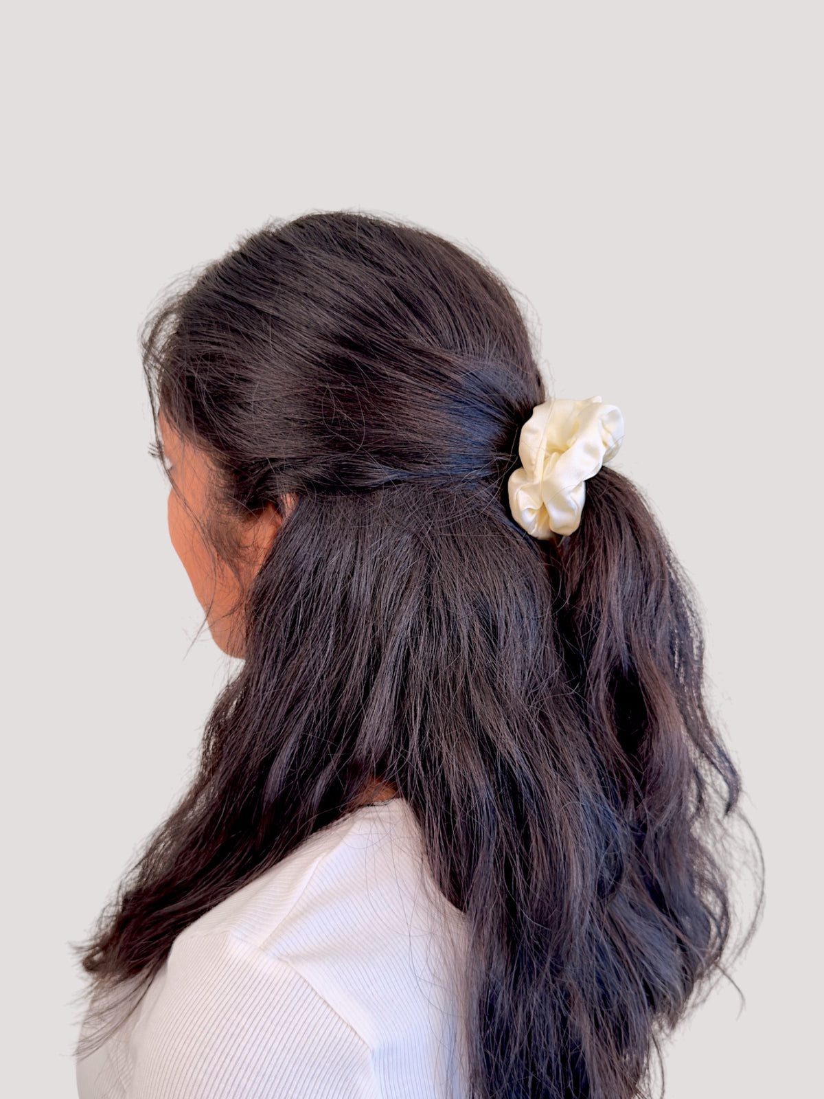 Pearl Seiden Scrunchie bestickt - breathe.