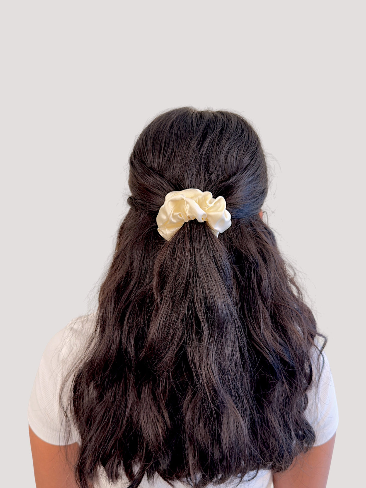 Pearl Seiden Scrunchie bestickt - breathe.