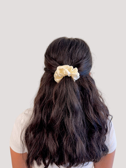 Pearl Seiden Scrunchie bestickt - breathe.