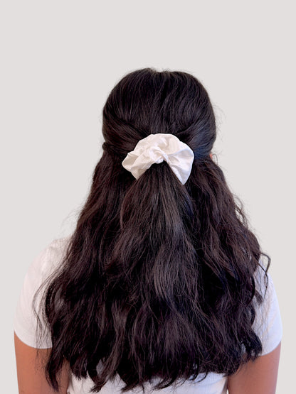 Pure Seiden Scrunchie bestickt - you're enough.