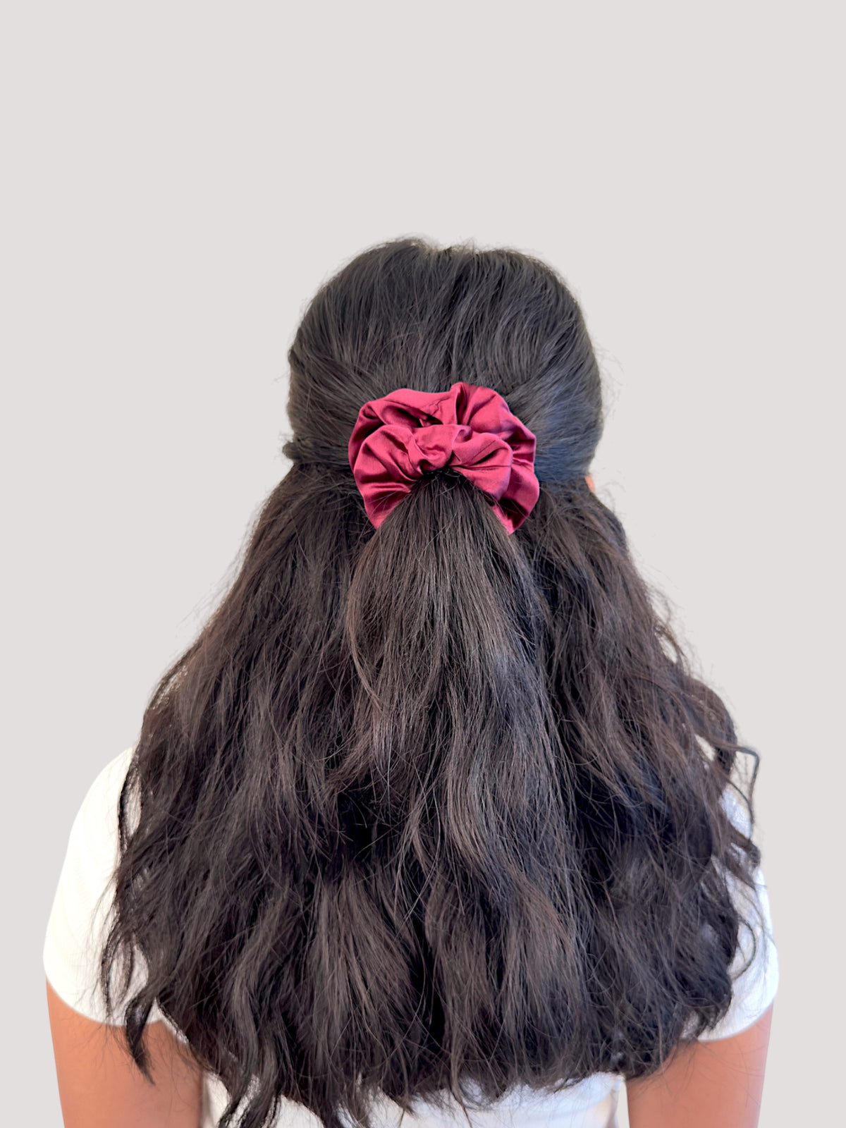 Burgundy Seiden Scrunchie bestickt - you're loved.