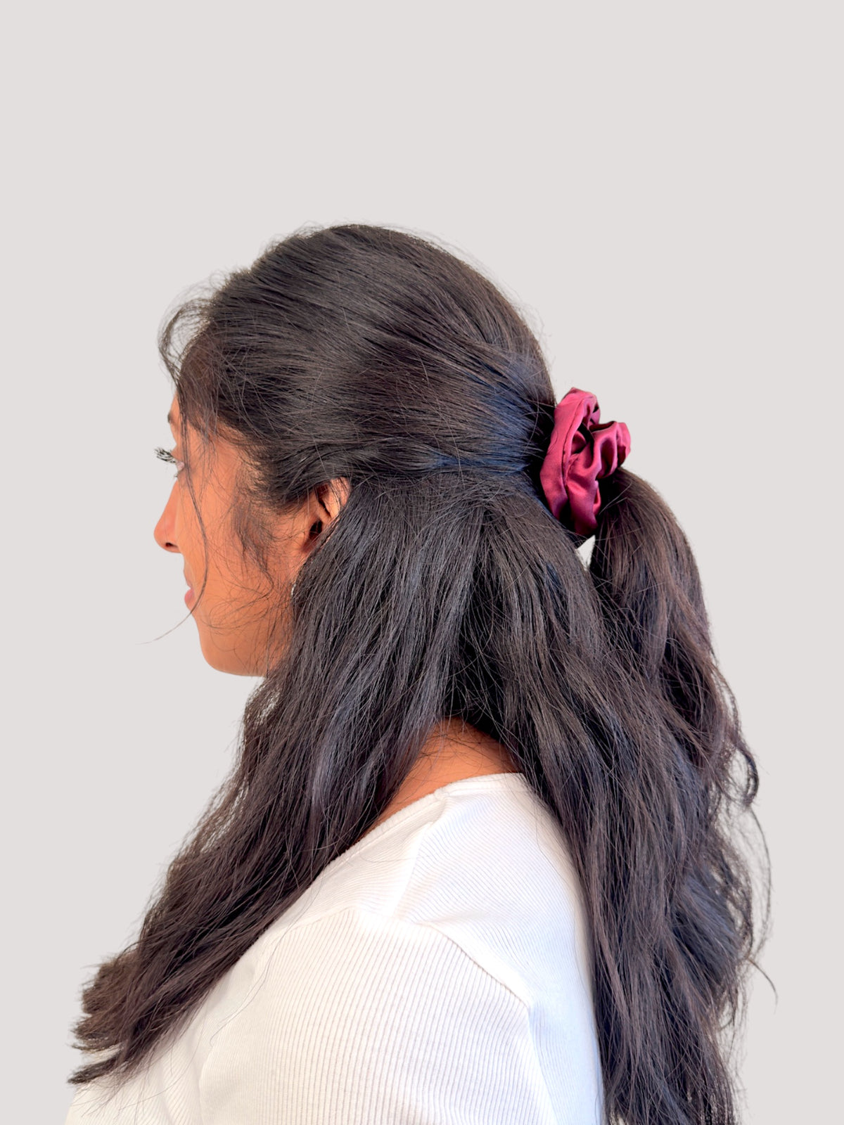 Burgundy Seiden Scrunchie bestickt - you're loved.
