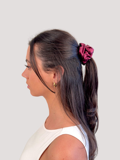 Burgundy Seiden Scrunchie bestickt - you're loved.