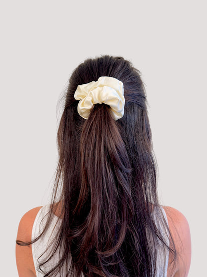 Pearl Seiden Scrunchie bestickt - breathe.