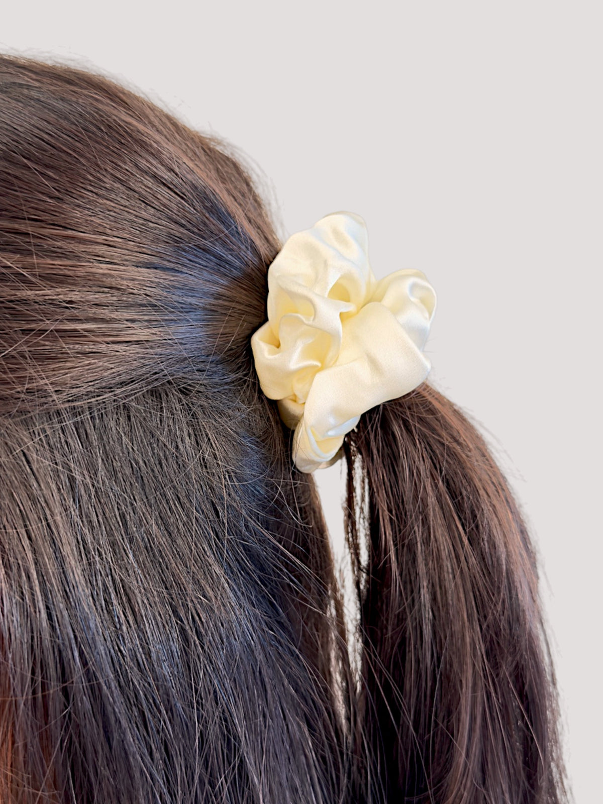Pearl Seiden Scrunchie bestickt - breathe.