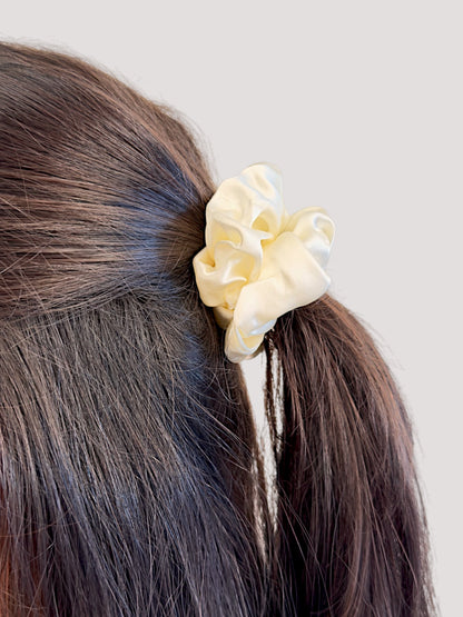 Pearl Seiden Scrunchie bestickt - breathe.
