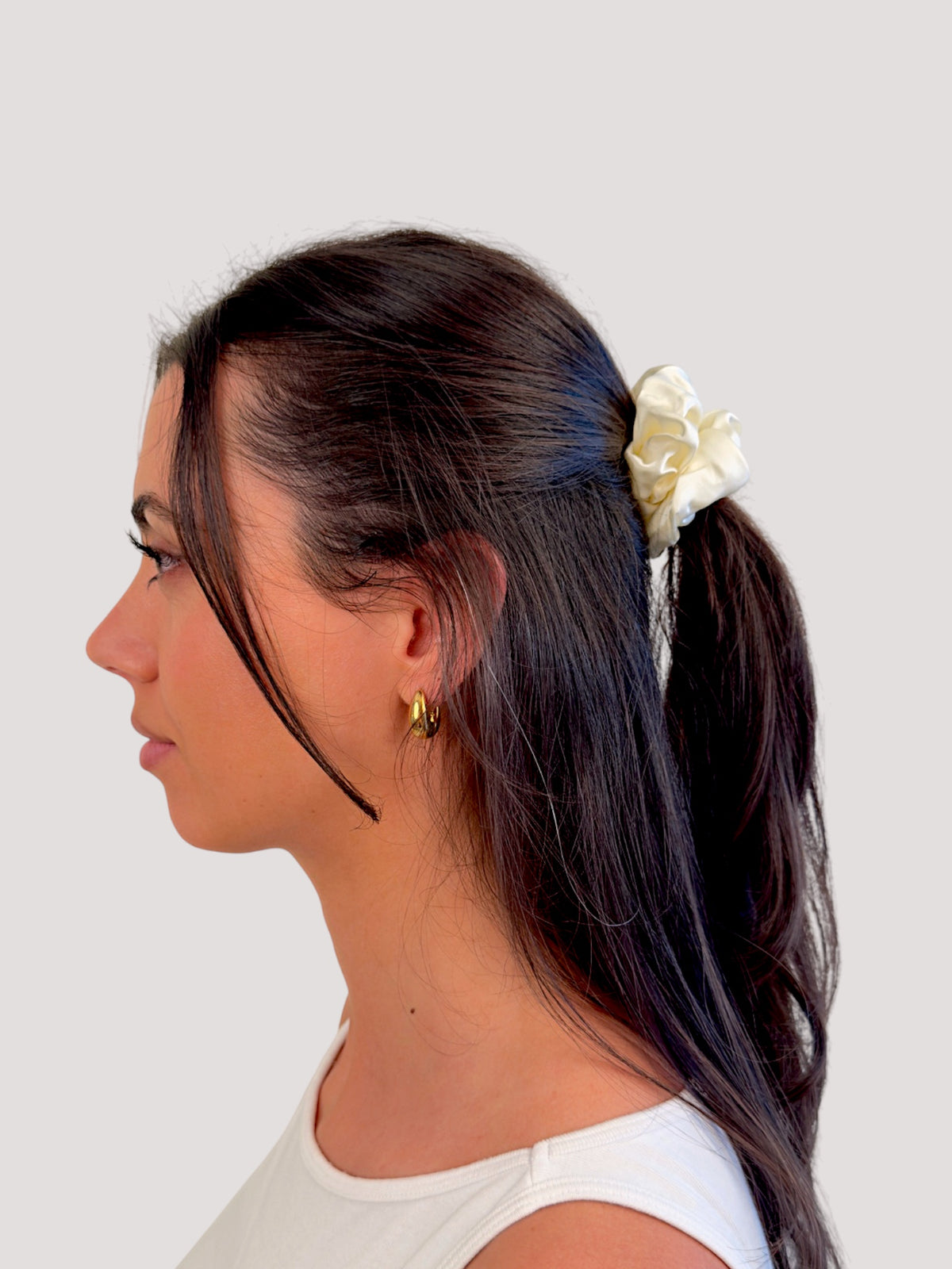 Pearl Seiden Scrunchie bestickt - breathe.