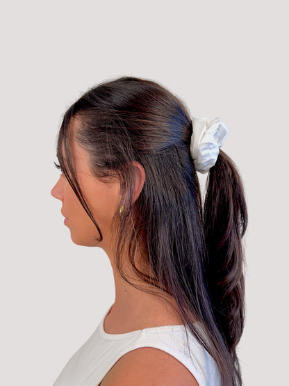 Pure Seiden Scrunchie bestickt - you're enough.