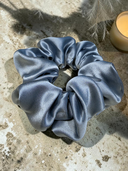 Haze Seiden Scrunchie bestickt - strong mama.