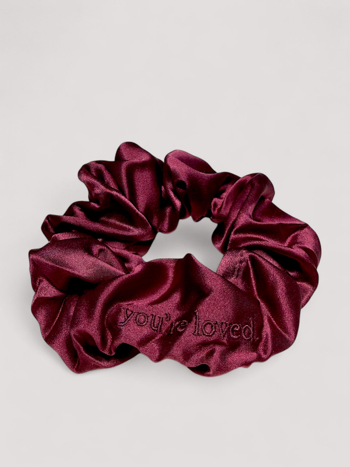 Burgundy Seiden Scrunchie bestickt - you're loved.