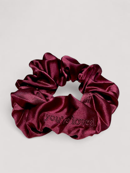 Burgundy Seiden Scrunchie bestickt - you're loved.