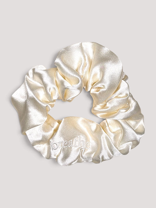 Pearl Seiden Scrunchie bestickt - breathe.