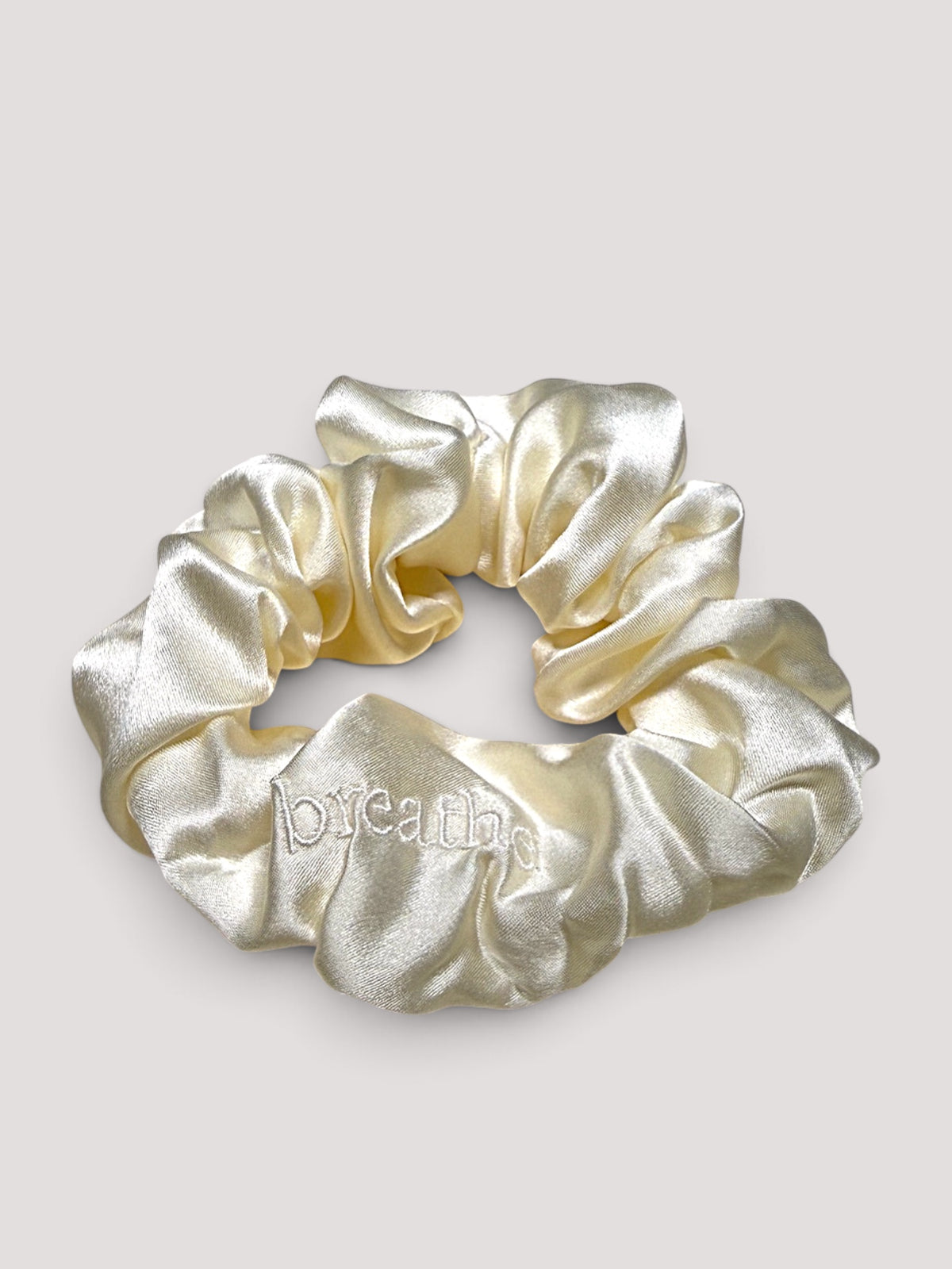 Pearl Seiden Scrunchie bestickt - breathe.