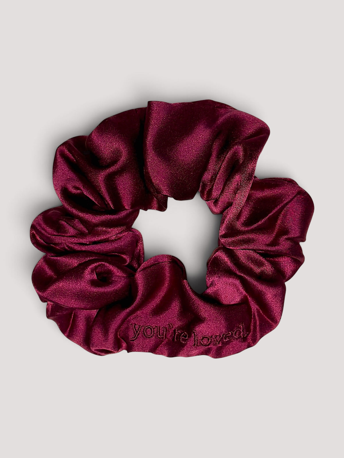 Burgundy Seiden Scrunchie bestickt - you're loved.