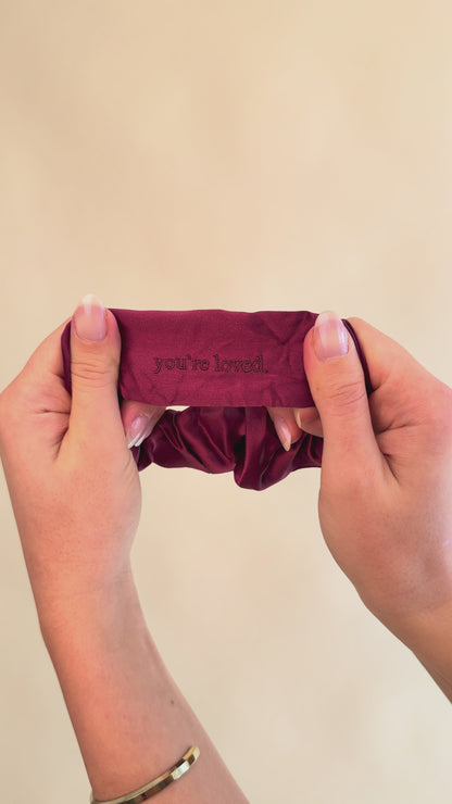 Burgundy Seiden Scrunchie bestickt - you're loved.