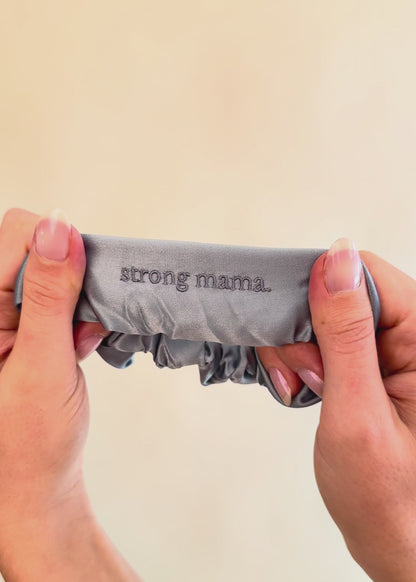 Haze Seiden Scrunchie bestickt - strong mama.
